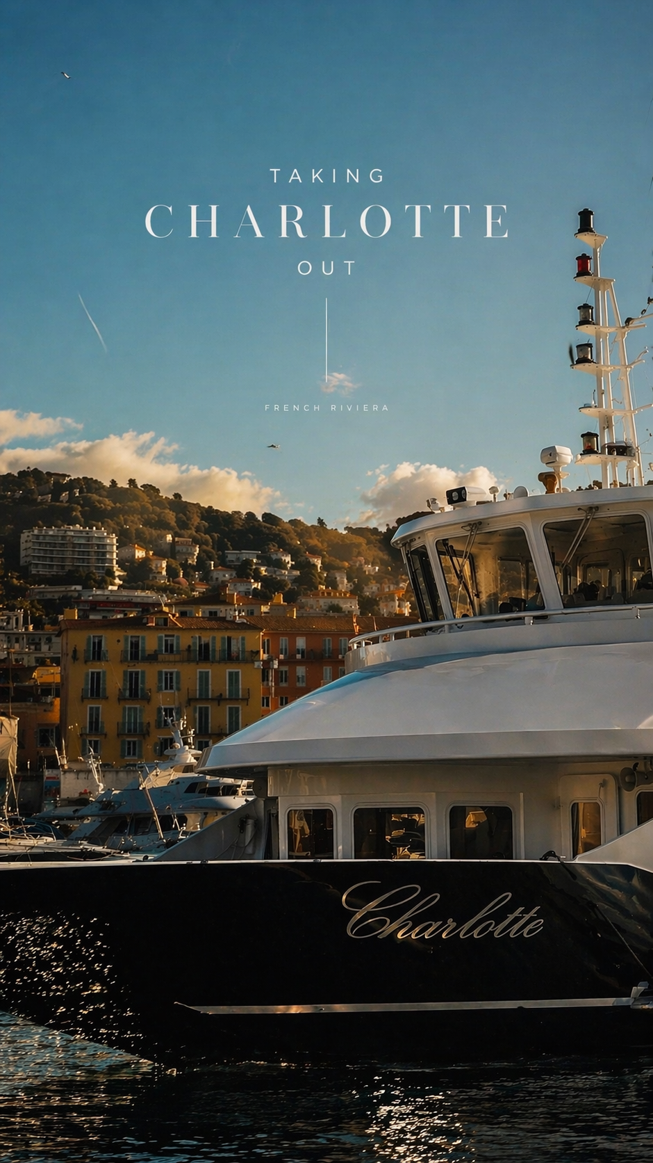 Visuel éditorial yacht au port, lumière dorée sur la Riviera