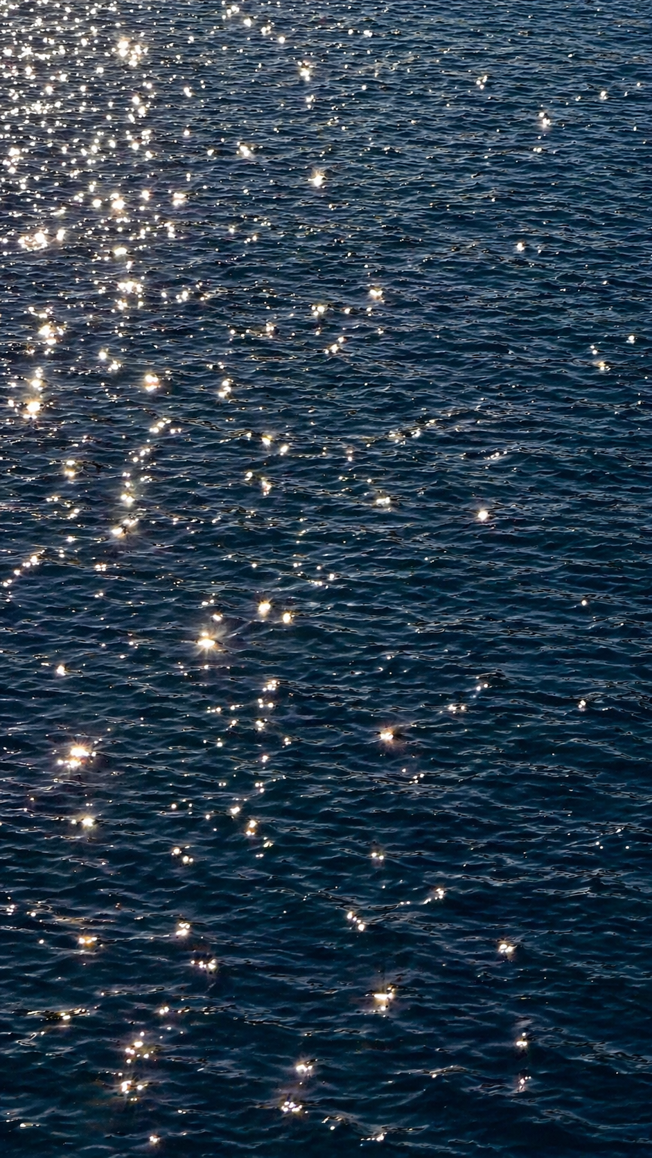 Reflets du soleil sur la mer Méditerranée, texture d'eau scintillante